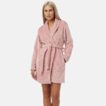 Къс дамски поларен халат за вкъщи с два странични джоба | Minerva | Цвят: розов