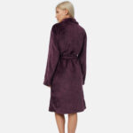Домашен дамски халат от полар с два джоба и колан | Minerva | Цвят: тъмно лилав