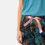 Дамско долнище на пижама 7/8 Capri pants exotic със скрит ластик на талията и панделка | Minerva