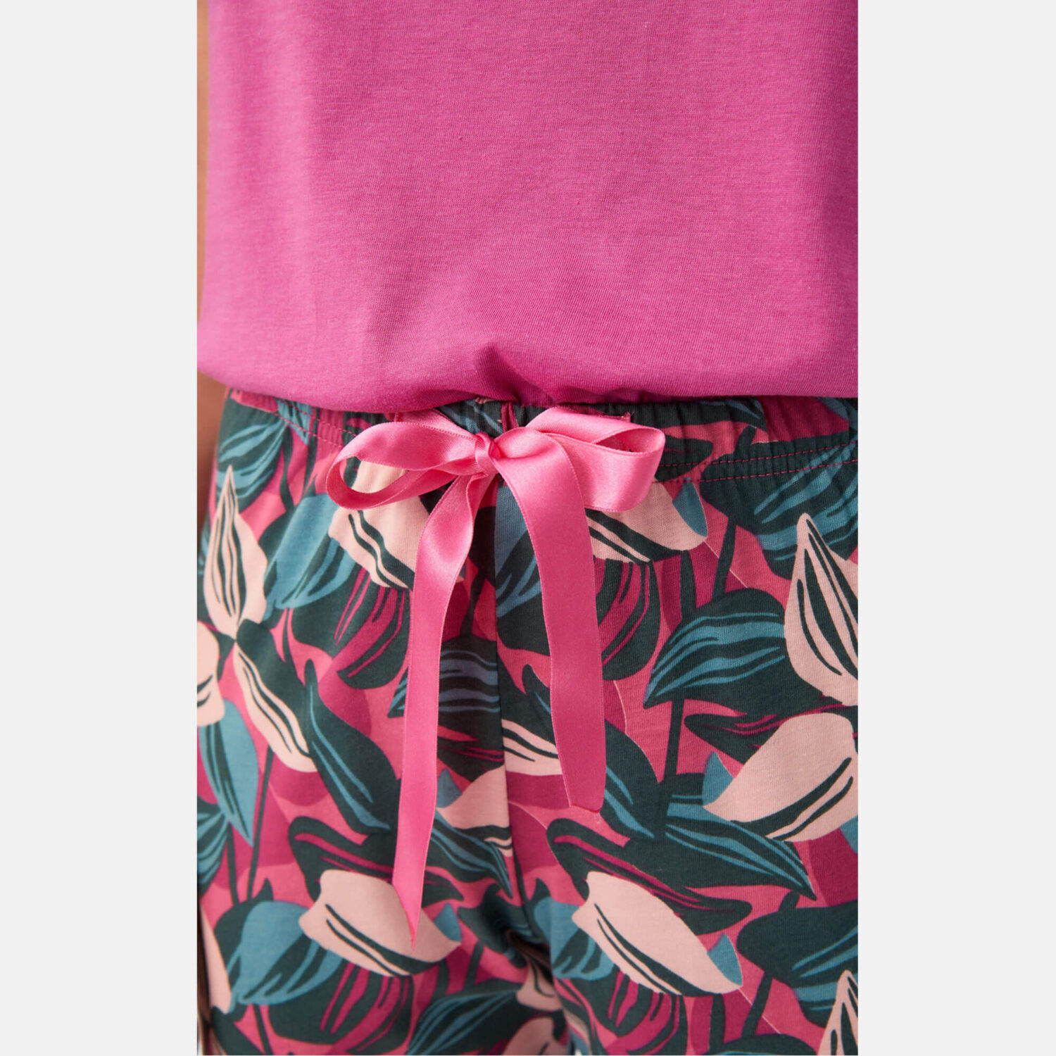 Дамско долнище на пижама 7/8 Capri pants floral със скрит ластик на талията и панделка | Minerva