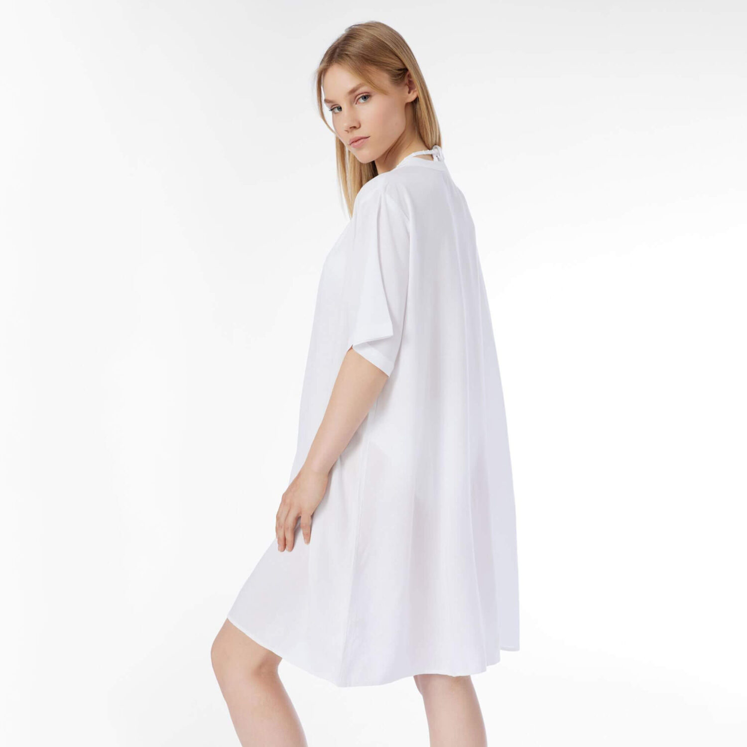 Бяла плажна рокля Gossip с къси 3/4 ръкави и V деколте от 100% памук | Minerva